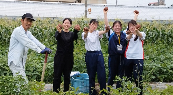 食材の見極め方を学ぶため、野菜を収穫しに西野農園さんへレッツ・ゴー！ 日本料理だけを学ぶ辻調！ 日本料理本科のブログ3
