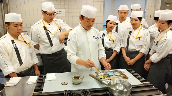 「１人１尾の鱧を使い土瓶蒸しを作る！ 」日本料理だけを学ぶ辻調！ 日本料理本科のブログ5