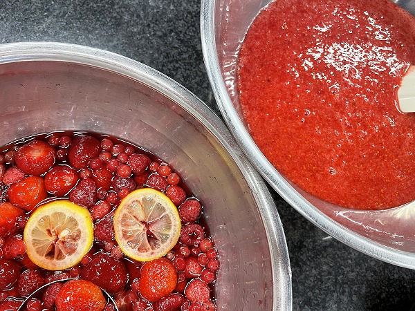 製菓技術マネジメント学科2年生 クリスマスケーキは「材料づくり」から!?