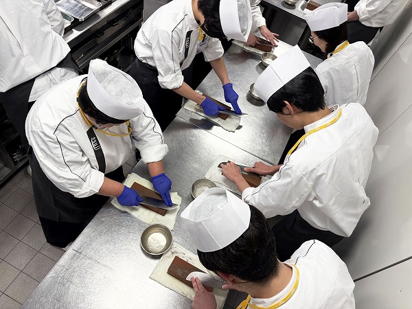 「日本料理本科!実習初日は包丁研ぎです」日本料理だけを学ぶ辻調! 日本料理本科のブログ1