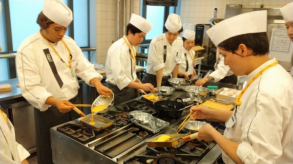 「初めての玉子焼き!関西風出し巻き玉子にチャレンジ!!」日本料理だけを学ぶ辻調! 日本料理クリエイティブ経営学科のブログ2