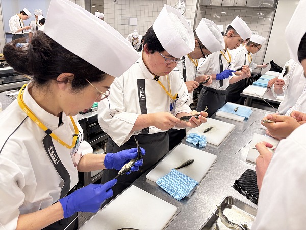 「初夏といえば鮎! 今日の実習は鮎の塩焼きで~す!」日本料理だけを学ぶ辻調! 日本料理本科のブログ2