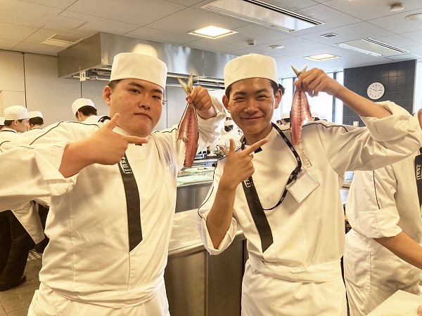 調理技術マネジメント学科1年生 初めての鯵の三枚おろし!塩焼き!