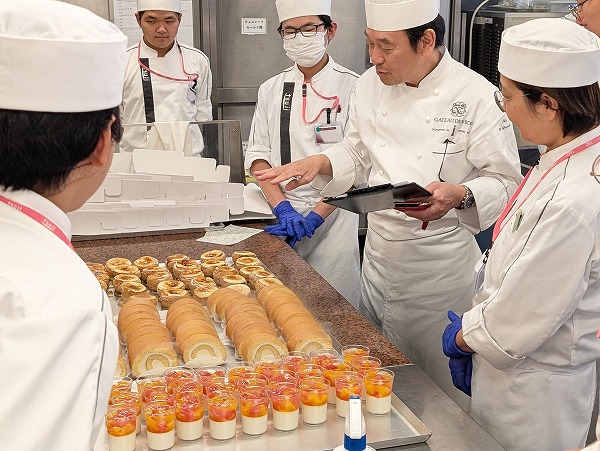 3品同時進行!専門製菓演習で学ぶ現場力 (製菓技術マネジメント学科)