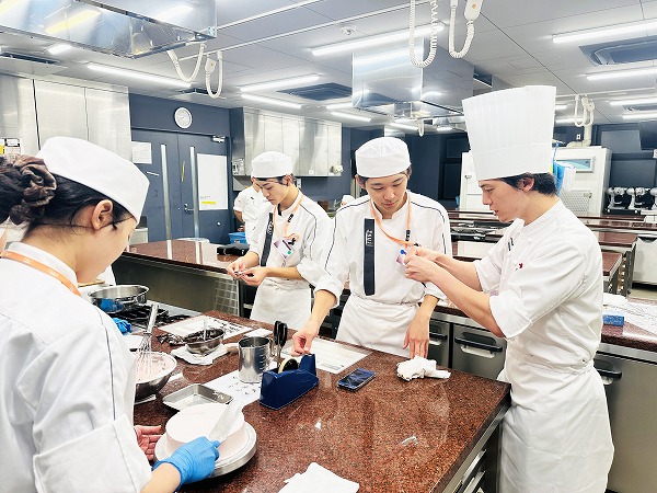 製菓衛生師本科 洋菓子クラスの実習