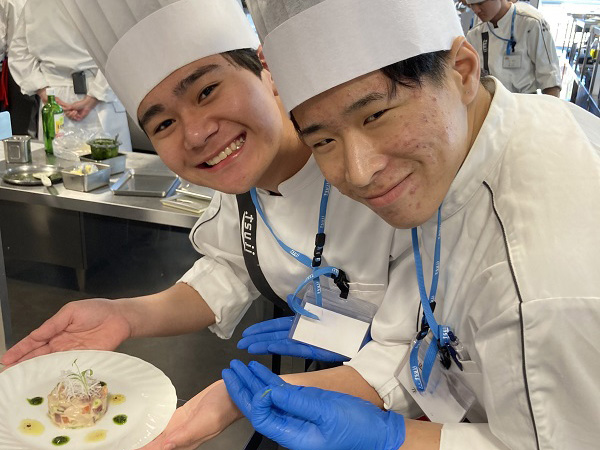 料理は華やかなフランス料理なんていかがですか？