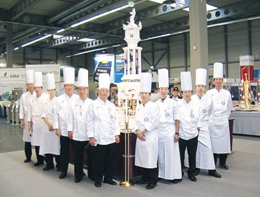 世界料理オリンピック」でデザート部門「金」、総合順位「銀」を受賞した際のの写真
